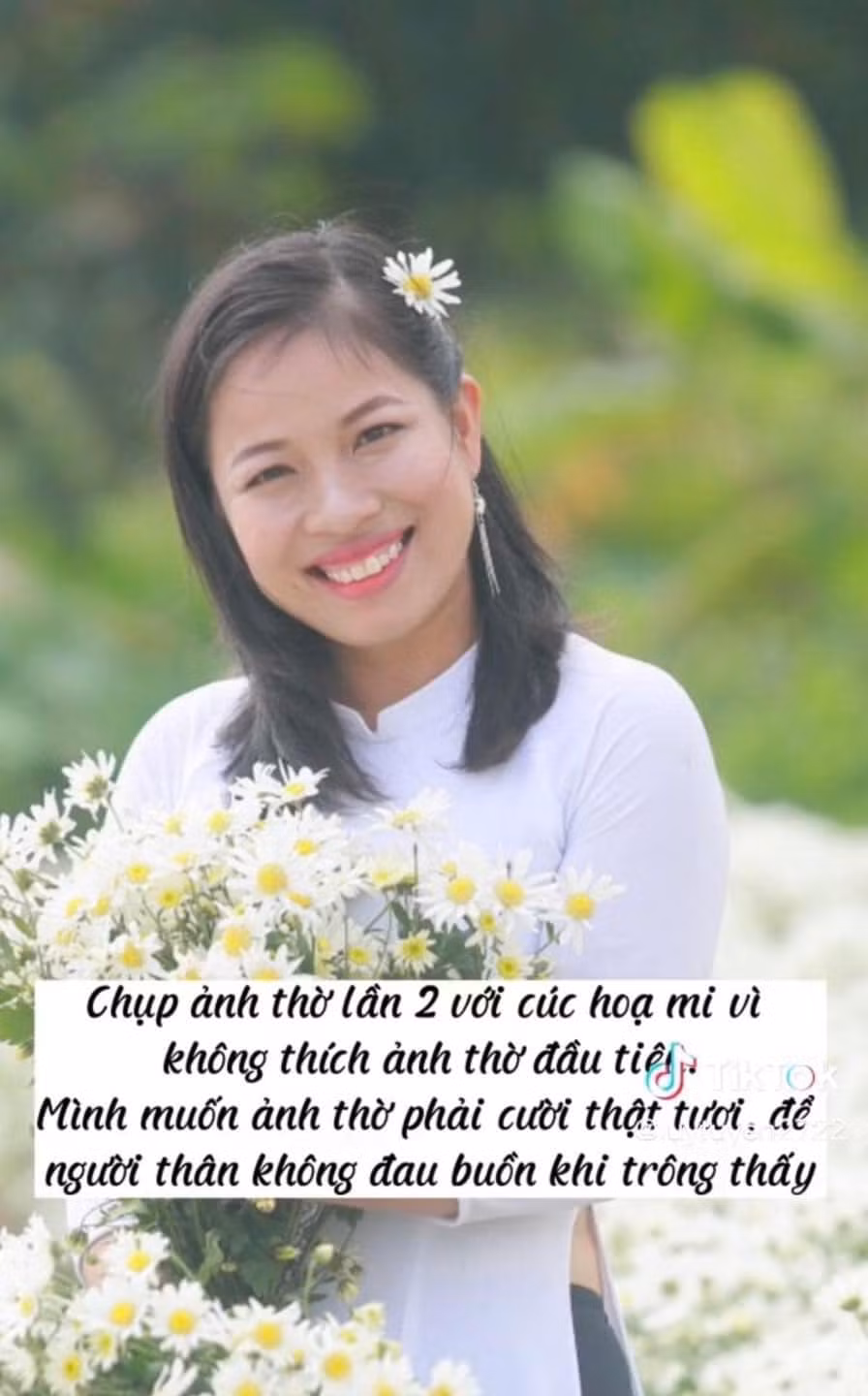 Nhìn lại tấm ảnh thờ cũ "trông quá nghiêm nghị", Tuyền rủ hội bạn thân đi chụp ảnh cúc họa mi: "Mình muốn ảnh thờ phải cười thật tươi, để người thân không đau buồn khi trông thấy".