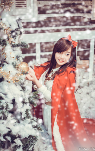 Với chiếc áo choàng đỏ và áo lông trắng, cô bạn này đã hóa thân thành nàng công chúa trong truyện cổ tích. Ảnh: A.T.