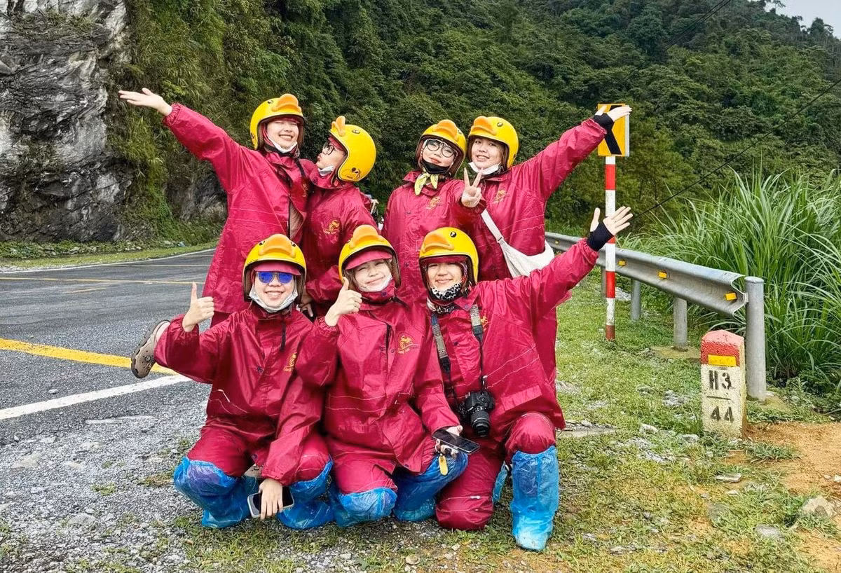 7 cô gái với vóc dáng nhỏ nhắn nhưng tự túc phương tiện di chuyển. Được biết đây là nhóm bạn thân thời đại học.