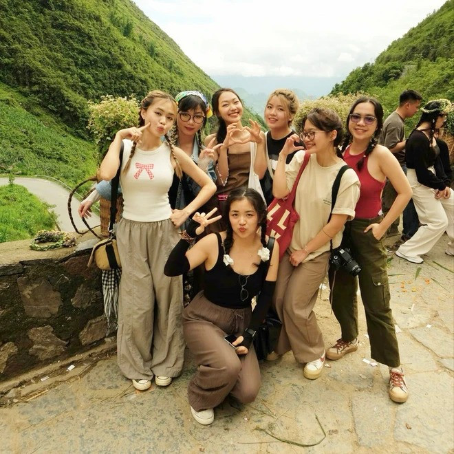 Cả nhóm tranh thủ chụp choẹt check-in cùng nhau khi trời đã ngớt mưa.