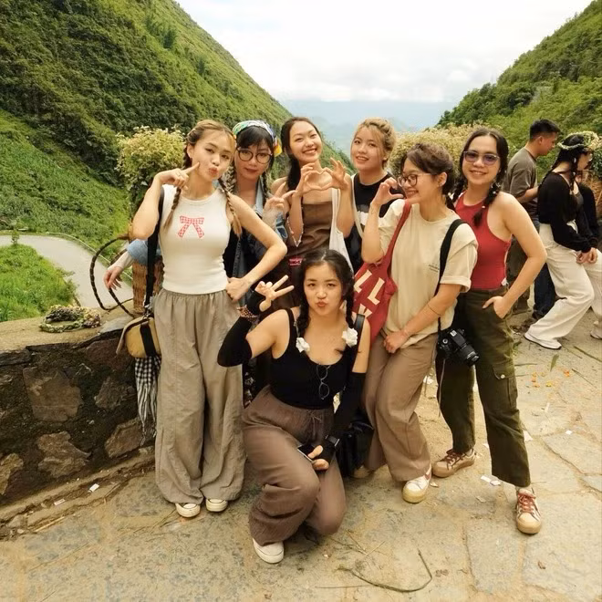 Cả nhóm tranh thủ chụp choẹt check-in cùng nhau khi trời đã ngớt mưa.