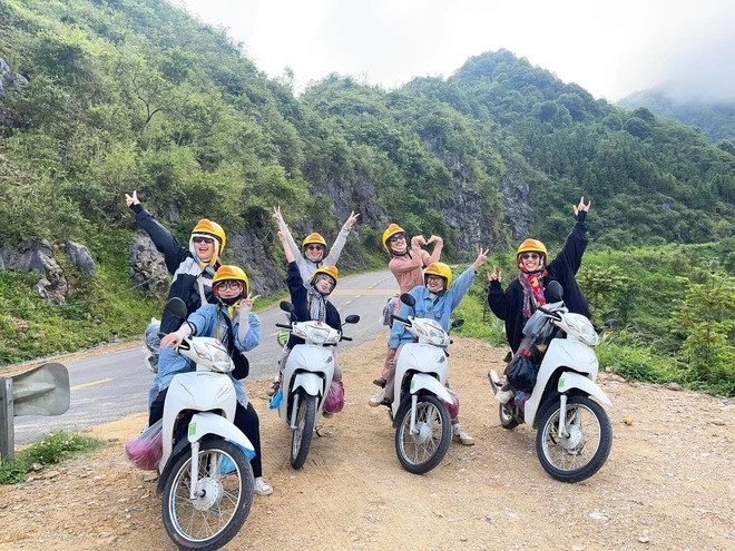 Trải qua rất nhiều khó khăn vất vả, cả nhóm di chuyển được đến những địa điểm định trước như Quản Bạ, Đồng Văn, Mèo Vạc, sông Nho Quế, bãi đá Mặt Trăng, dinh thự họ Vương, dốc Thẩm Mã, đèo Mã Pì Lèng.