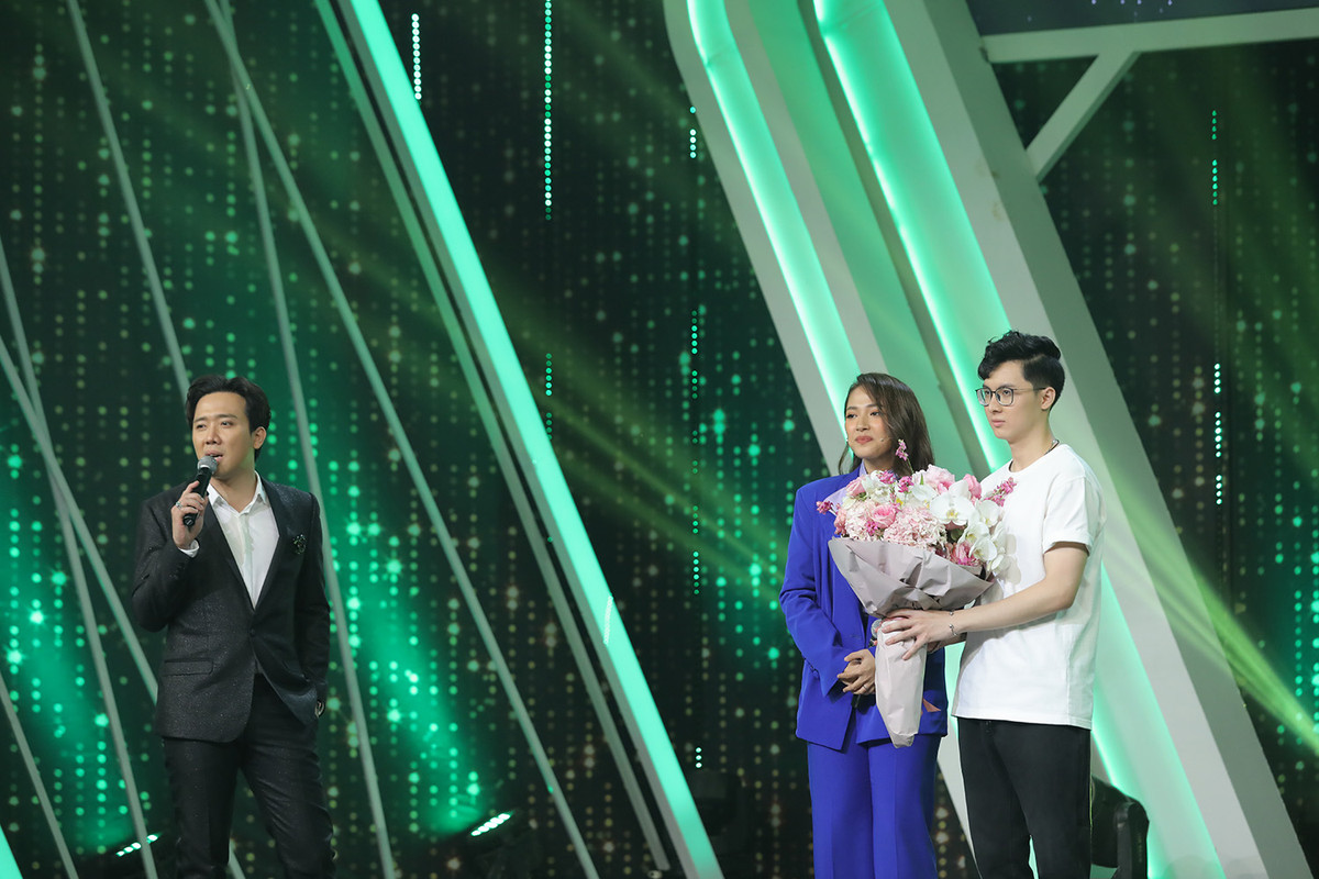 Được biết Noway tên thật là Nguyễn Vũ Long, sinh năm 1997 và từng là game thủ. Còn Cara Phương sinh năm 1995, được biết đến là nữ chính MV Nơi này có anh của Sơn Tùng M-TP. Cô gái mang vẻ đẹp cá tính nhanh chóng được khán giả săn lùng thông tin ngay khi MV được phát hành.