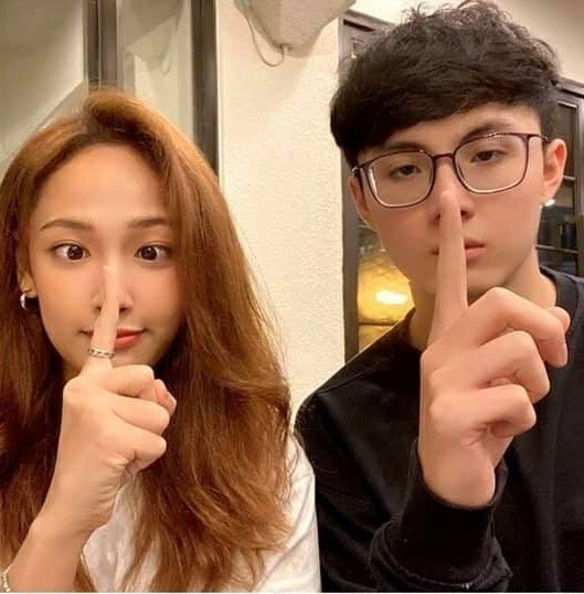 Cặp đôi này đã có những cử chỉ vô cùng đáng yêu, thân mật khiến dân tình không khỏi tích cực "đẩy thuyền".