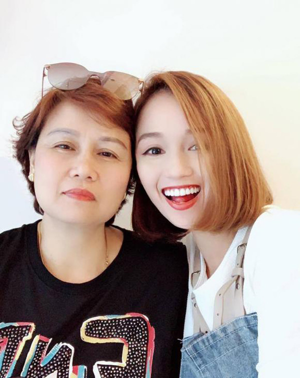 Nói về mẹ ruột, Lã Thanh Huyền không giấu được niềm tự hào. "Mẹ tôi là một người mẹ không tuổi. Không phải vì mẹ sở hữu ngoại hình trẻ trung mà vì mẹ không bao giờ nghĩ rằng mình già. Ở cái tuổi U60 nhưng mẹ vẫn làm việc 12 tiếng một ngày và suốt 365 ngày trong năm. Có thể cái tính ham việc của tôi được truyền từ mẹ và giờ tôi cũng giống mẹ mình, làm việc không ngừng", cô trải lòng.