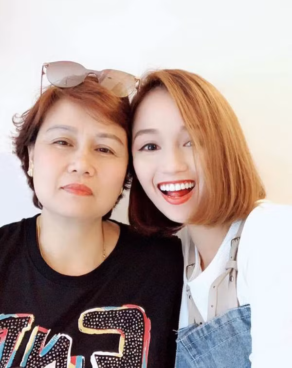 Nói về mẹ ruột, Lã Thanh Huyền không giấu được niềm tự hào. "Mẹ tôi là một người mẹ không tuổi. Không phải vì mẹ sở hữu ngoại hình trẻ trung mà vì mẹ không bao giờ nghĩ rằng mình già. Ở cái tuổi U60 nhưng mẹ vẫn làm việc 12 tiếng một ngày và suốt 365 ngày trong năm. Có thể cái tính ham việc của tôi được truyền từ mẹ và giờ tôi cũng giống mẹ mình, làm việc không ngừng", cô trải lòng.