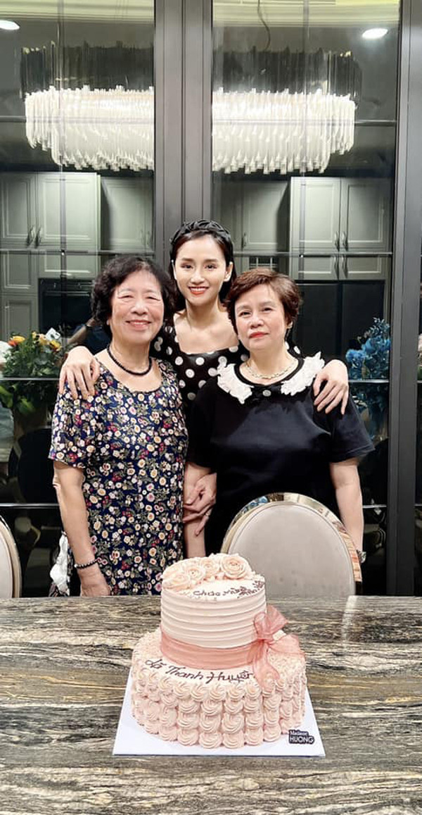 Mẹ ruột Lã Thanh Huyền là con gái phố cổ, mẹ cô được ông bà ngoại giao cho vun vén kinh tế trong gia đình cũng như nối nghiệp kinh doanh vải vóc.