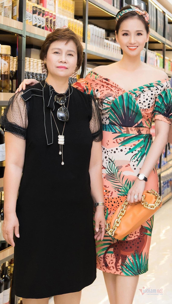 Dù đã ở tuổi được nghỉ ngơi nhưng với mẹ ruột Lã Thanh Huyền, làm việc chính là niềm vui lớn nhất, chẳng bao giờ thấy bà Kim Dung có thời gian nhàn rỗi vì bà lúc nào cũng say mê với những ý tưởng kinh doanh.