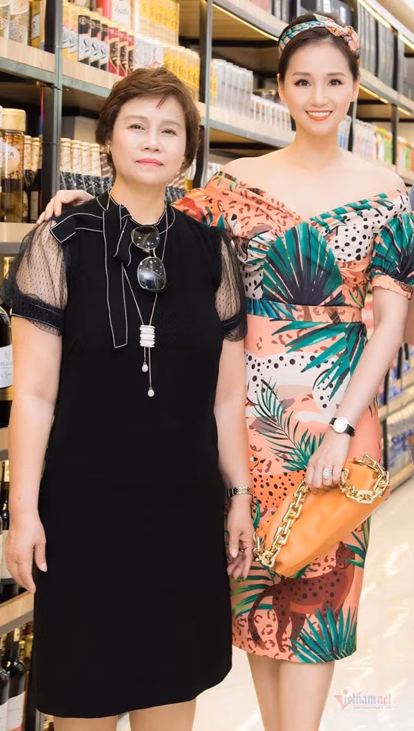 Dù đã ở tuổi được nghỉ ngơi nhưng với mẹ ruột Lã Thanh Huyền, làm việc chính là niềm vui lớn nhất, chẳng bao giờ thấy bà Kim Dung có thời gian nhàn rỗi vì bà lúc nào cũng say mê với những ý tưởng kinh doanh.