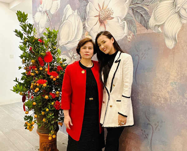 Bố Lã Thanh Huyền mất sớm nên mẹ là người vất vả nuôi nữ diễn viên khôn lớn: "Mẹ tôi cũng không giống những người mẹ khác. Bà không dạy tôi “phụ nữ phải hy sinh” mà bà dạy tôi “phụ nữ là phải được tự chủ”. Ngay cả khi có một bờ vai vững chắc để dựa vào thì bản thân mình vẫn phải có một sự nghiệp riêng, bởi cuộc sống có muôn vàn biến cố mà không ai lường hết được", Lã Thanh Huyền nói.