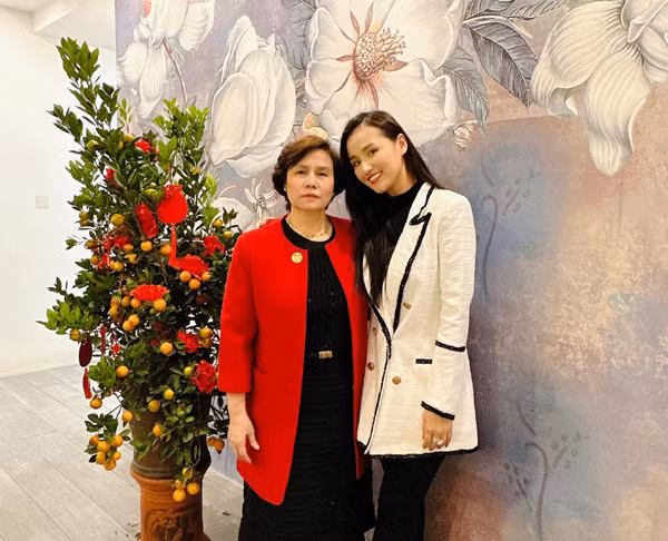 Bố Lã Thanh Huyền mất sớm nên mẹ là người vất vả nuôi nữ diễn viên khôn lớn: "Mẹ tôi cũng không giống những người mẹ khác. Bà không dạy tôi “phụ nữ phải hy sinh” mà bà dạy tôi “phụ nữ là phải được tự chủ”. Ngay cả khi có một bờ vai vững chắc để dựa vào thì bản thân mình vẫn phải có một sự nghiệp riêng, bởi cuộc sống có muôn vàn biến cố mà không ai lường hết được", Lã Thanh Huyền nói.