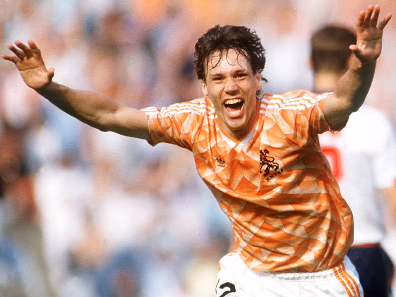 Marco van Basten là một trong những chân sút vĩ đại của bóng đá thế giới. Mặc dù từ giã sự nghiệp khá sớm khi mới 28 tuổi nhưng van Basten cũng kịp để lại 300 bàn sau 431 trận, hiệu suất là 0.7 bàn/trận. 