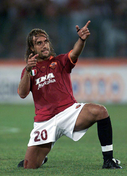 Huyền thoại Gabriel Batistuta là một trong những tiền đạo hay nhất thế giới năm 1990. Tại Fiorentina, nơi Batistuta đã dành phần lớn sự nghiệp của mình để chơi bóng. “Batigol” có 365 bàn thắng sau 594 trận ra sân với hiệu suất là 0.6 bàn/trận.