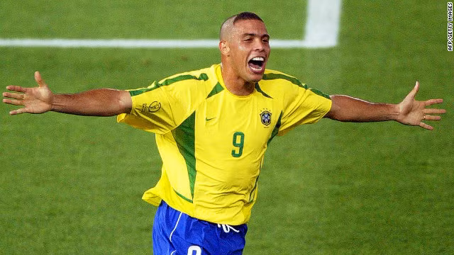 Ronaldo người Brazil biệt danh “Người ngoài hành tinh” có khả năng săn bàn đáng sợ, Ro ”béo” đã có 414 bàn thắng trong 616 lần ra sân, hiệu suất 0,67 bàn/trận. Bên cạnh đó, ngôi sao người Brazil cũng là chân sút tốt thứ 2 tại World Cup sau Klose của Đức với 15 bàn. 