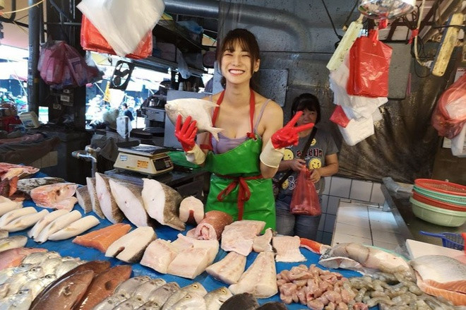 Mặc dù ăn mặc khá nhếch nhác, đầu tóc không mấy gọn gàng vì vất vả buôn bán song "hot girl bán cá" Trung Quốc vẫn nổi bật giữa chợ vì quá xinh đẹp.