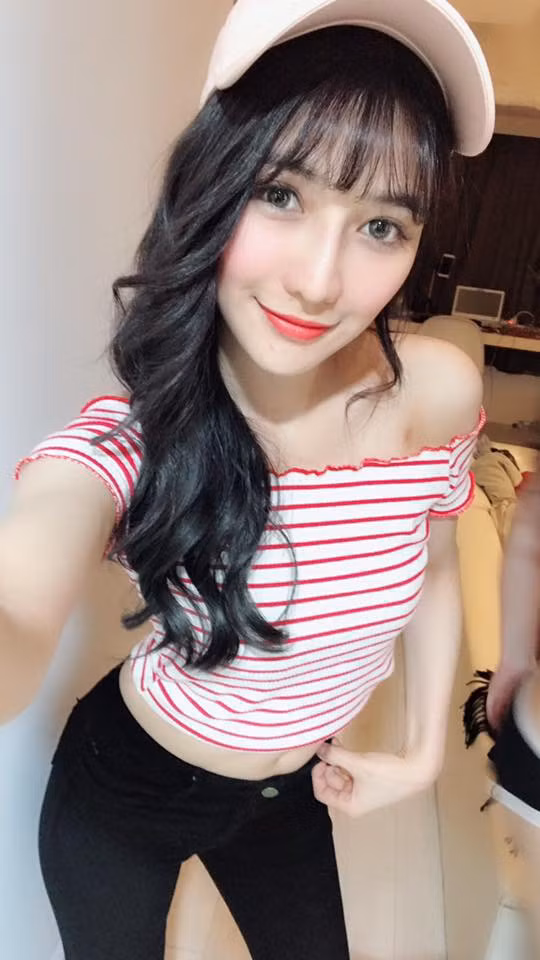 Với việc tích cực tham gia vào các hoạt động giải trí, cô nàng được dân mạng kỳ vọng sẽ sớm thành công.