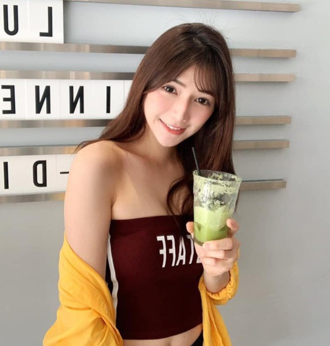 "Hot girl bán cá" nhận được rất nhiều hợp đồng quảng cáo, làm mẫu ảnh. Mặc dù là người mẫu nghiệp dư nhưng cô nàng được nhận xét là có phong cách làm việc chuyên nghiệp.