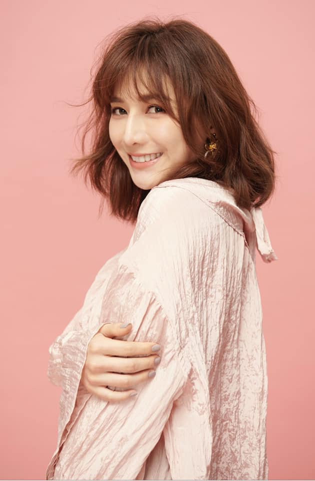 "Từ khi nổi tiếng với hình ảnh cô gái bán cá, tôi luôn nỗ lực hoàn thiện bản thân qua các lớp học hát, nhảy, diễn xuất và nhạc cụ. Tôi chỉ muốn chứng minh mình không phải là bình hoa di động, gắn với biệt danh "hot girl bán cá" mãi. Dù khó khăn, tôi tin mình sẽ đạt được thành quả xứng đáng" - Hot girl chia sẻ.