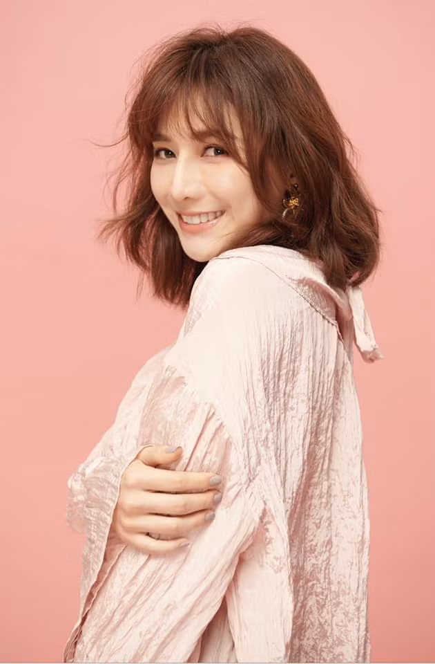 "Từ khi nổi tiếng với hình ảnh cô gái bán cá, tôi luôn nỗ lực hoàn thiện bản thân qua các lớp học hát, nhảy, diễn xuất và nhạc cụ. Tôi chỉ muốn chứng minh mình không phải là bình hoa di động, gắn với biệt danh "hot girl bán cá" mãi. Dù khó khăn, tôi tin mình sẽ đạt được thành quả xứng đáng" - Hot girl chia sẻ.