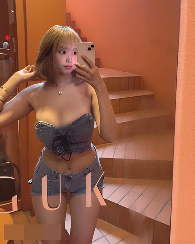 Mẫu áo quây cùng quấn jean ngắn cũn cỡn thường được hot girl này diện.