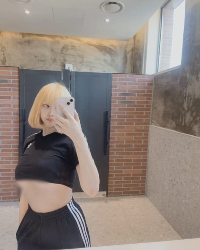 Trong những tấm ảnh selfie, cô nàng vén áo khoe vòng ngực quá khổ.