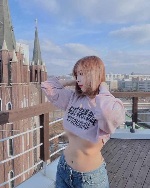 Cô nàng khiến nhiều người chú ý với trang phục hở bạo với sở thích thả rông mọi lúc mọi nơi.