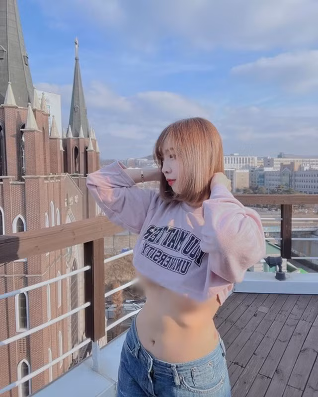 Cô nàng khiến nhiều người chú ý với trang phục hở bạo với sở thích thả rông mọi lúc mọi nơi.