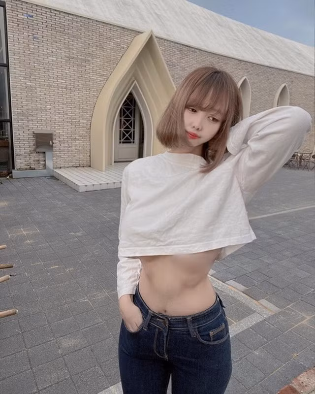 Bên cạnh đó, cô nàng còn kinh doanh các mẫu áo tắm.