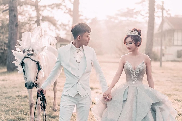 Cuộc sống đầm ấm, hạnh phúc và không kém phần xa hoa của vợ chồng Minh Nhựa khiến dân tình xuýt xoa ngưỡng mộ.