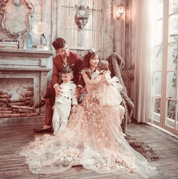 Mina Phạm là một trong ba “bóng hồng” gắn liền với Minh Nhựa. Dù không phải người giàu nhất hay đẹp nhất nhưng cô lại là người được đại gia này hết lòng yêu thương. Người đẹp “hack tuổi” chưa bao lọt khỏi danh sách những cô vợ được cưng chiều nhất của các đại gia Việt.