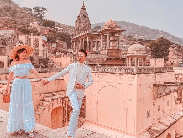 Dù cưới nhau đã nhiều năm nhưng đại gia Minh Nhựa và bà xã Mina Phạm luôn khiến dân tình ghen tỵ bởi độ tình cảm, hạnh phúc chẳng khác gì vợ chồng son. Không chỉ gây chú ý với những khoảnh khắc ngọt ngào, cặp đôi còn công khai dành tặng nhau nhiều lời khen “có cánh”, đường mật.