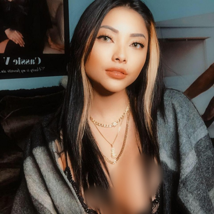 Cassie sinh ra ở Việt Nam, cô mang trong mình 2 dòng máu là Việt và Đài Loan. Theo gia đình chuyển sang Mỹ từ hồi cấp 2, Cassie đã có thời gian ở tại Los Angeles trước khi định cư tại San Francisco.