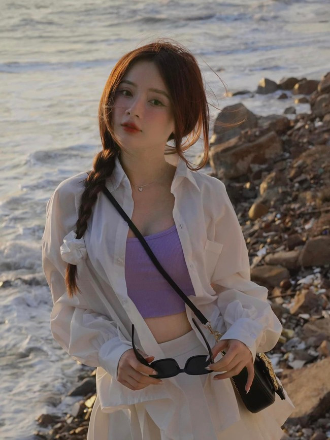 Từ một cô sinh viên bình thường, cô được mời làm mẫu ảnh, quảng cáo, đóng phim ngắn.