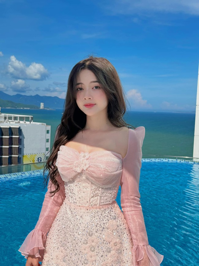 Cô nàng chia sẻ: 'Mình đã bước sang tuổi 30, giữ mãi một phong cách sẽ bị nhàm chán nên muốn thay đổi một chút để bản thân mới mẻ hơn. Mình đặc biệt hâm mộ Chi Phu, vừa cá tính, sexy, vừa dễ thương'.