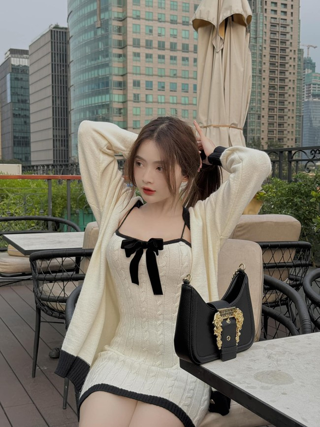 Hiện tại, phong cách ăn mặc của cô có phần gợi cảm, quyến rũ hơn.