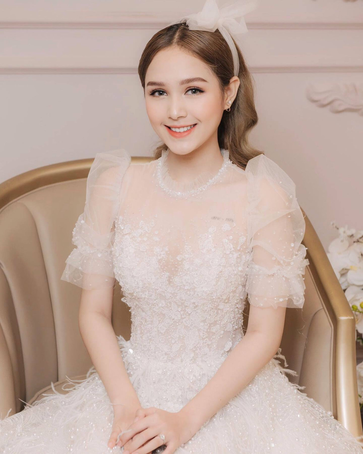 Xoài Non được biết đến là chị dâu Diệp Lâm Anh khi cưới Xemesis ở tuổi 17. Cô nàng sở hữu nhan sắc cực xinh đẹp như hot girl lai.