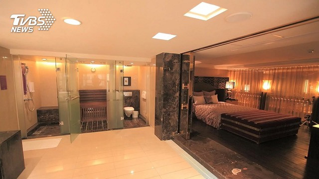 Nu sinh to bi xam hai tinh duc tap the sau buoi tiec sinh nhat