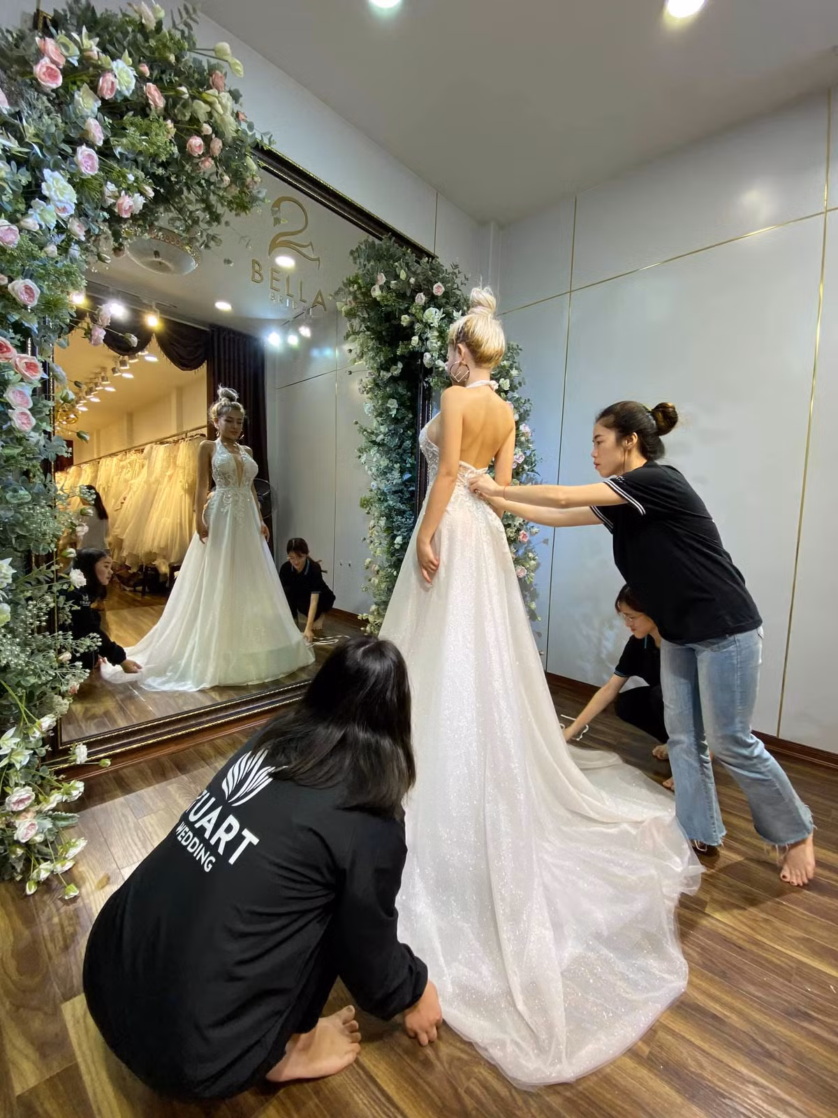 Trên trang cá nhân, hot girl Bình Định tỏ ra hào hứng khi được khoác trên mình bộ váy cô dâu và được nhân viên studio khen ngợi là mặc đẹp hơn cả ma-nơ-canh bày ngoài cửa. Thế nhưng cô nàng cũng cho biết bản thân chưa có cơ hội mặc bộ váy cưới của chính mình.