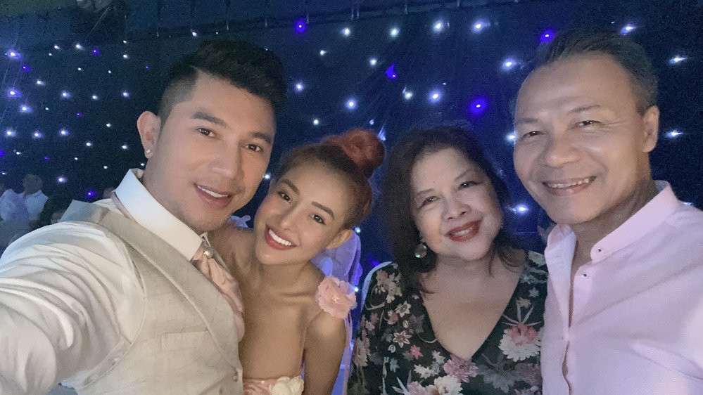 Thế nhưng việc luôn tìm cách làm lố, "tạo nét" để cộng đồng mạng chú ý đến mình mà Lương Bằng Quang và Ngân 98 lại không thông báo bất kỳ thông tin gì về việc tổ chức lễ cưới thì cũng là một điều kỳ lạ.