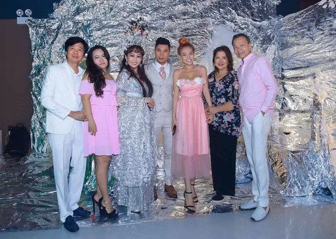 Chẳng biết việc tổ chức tiệc có phải cặp đôi thật sự về chung một nhà hay không hay là lại là một chiêu trò để nổi tiếng.