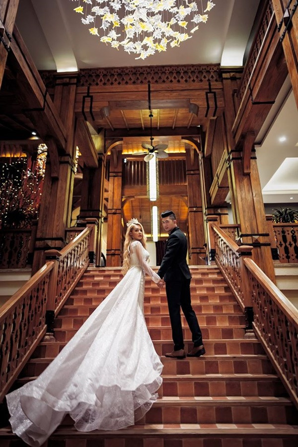 Mới đây, mạng xã hội truyền tay nhau bức hình được cho là ảnh cưới của Ngân 98 và Lương Bằng Quang. Trong khi chàng thì diện vest bảnh bao thì nàng mặc váy cưới thướt tha đúng chuẩn mẫu hình cưới thường thấy. Thế nhưng cặp đôi lại chưa từng một lần cho biết sẽ về chung một nhà.