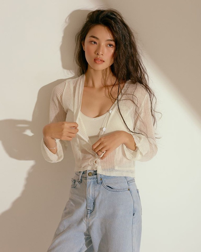 Lan Thy là sinh viên ĐH Y Khoa Phạm Ngọc Thạch TP.HCM. Dù công việc học bận rộn, 9X cho biết bản thân tự tin có thể sắp xếp thời gian cân đối giữa hoàn thành việc học, đi làm, chụp mẫu ảnh và dành thời gian cho gia đình, bạn bè. Hiện, trang cá nhân Lan Thy có gần 20.000 lượt theo dõi.