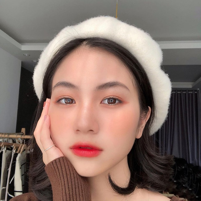 Vũ Phương Anh (sinh năm 2000) gây thiện cảm nhờ khuôn mặt bầu bĩnh dễ thương và nụ cười tươi tắn. Năm ngoái, 10X bất ngờ được quan tâm khi bức ảnh thẻ của cô được nhiều diễn đàn chia sẻ và dành lời khen ngợi. Phương Anh là sinh viên ngành Cử nhân dinh dưỡng, Đại học Y Hà Nội.