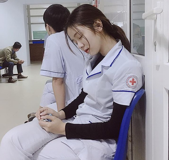 Đào Linh Chi (sinh năm 1998) từng là cái tên gây bão mạng năm 2019 sau khi bức ảnh chụp lén cô ngủ gật tại một bệnh viện xuất hiện trên nhiều diễn đàn. Khoảnh khắc này còn được một trang tin Hàn Quốc đăng tải lại với tiêu đề "Công chúa ngủ trong bệnh viện".