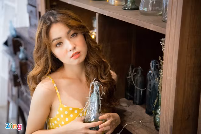 Sau khi tốt nghiệp, Hồ Liên chuyển hướng làm việc trong ngành làm đẹp và hiện chủ yếu làm chuyên viên trang điểm song song với việc chụp mẫu ảnh. Trang cá nhân của hot girl Thái Nguyên có gần 100.000 người theo dõi. Ảnh: Duy Anh.