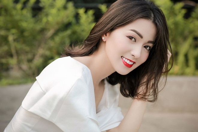 Hồ Liên từng chia sẻ với Zing sinh viên ĐH Y dược Thái Nguyên học rất nhiều. Nhưng họ không phải chỉ biết cắm đầu vào sách vở, khó gần mà rất cởi mở. Từ năm 2015, 9X đã bắt đầu làm công việc mẫu ảnh để kiếm thêm thu nhập và trau dồi bản thân. Học tập trong môi trường căng thẳng như y dược khiến 9X có thời gian gặp khó khăn trong việc sắp xếp lịch học và làm thêm.