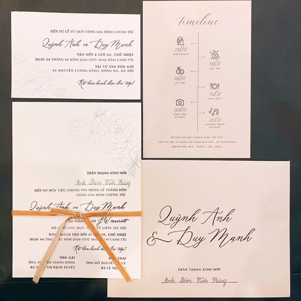 Thiệp mời của cặp đôi được thiết kế rất cầu kỳ. Nhìn những cái tên ghi trong tấm thiệp cũng thấy được rằng khách mời trong đám cưới sẽ toàn những người nổi tiếng.