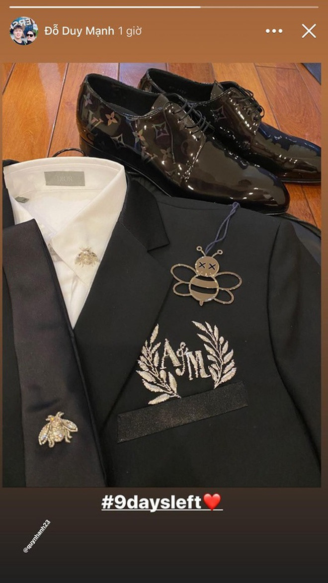 Bộ vest của hậu vệ Duy Mạnh có thêu chữ "A&amp;M" là viết tắt của Anh và Mạnh. Cùng với đó, chiếc áo sơ mi và cà vát thêu hình con ong nên được đoán là đến từ thương hiệu Gucci.