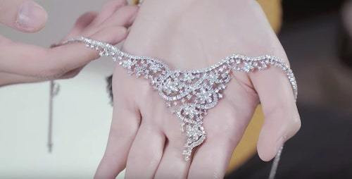 Trong clip đập hộp của mình, Quỳnh Anh từng khoe chiếc dây chuyền làm từ 285 viên kim cương có giá gần 800 triệu đồng do mẹ tặng với hy vọng con gái sẻ toả sáng trong dịp quan trọng. Chính bởi vậy đây có lẽ chính là chiếc dây chuyền cô sẽ diện trong đám cưới.