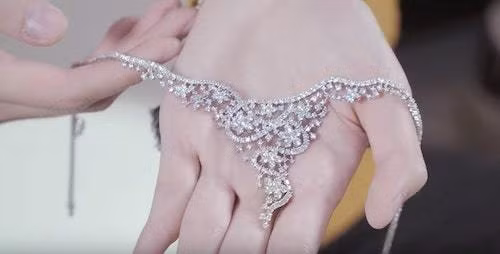 Trong clip đập hộp của mình, Quỳnh Anh từng khoe chiếc dây chuyền làm từ 285 viên kim cương có giá gần 800 triệu đồng do mẹ tặng với hy vọng con gái sẻ toả sáng trong dịp quan trọng. Chính bởi vậy đây có lẽ chính là chiếc dây chuyền cô sẽ diện trong đám cưới.